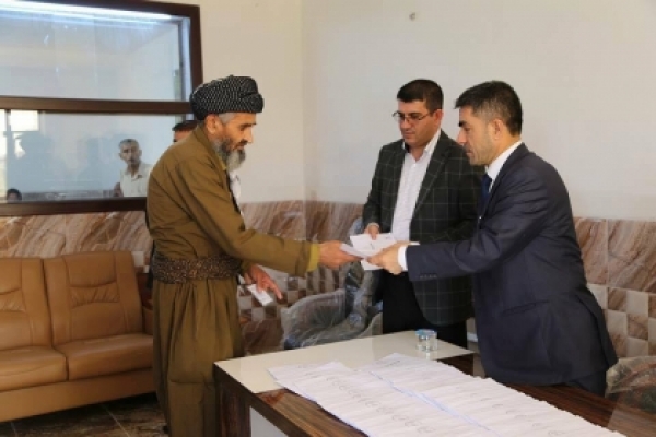 Talabani participates in the distribution of the monthly grant to the families of the Peshmerga martyrs
