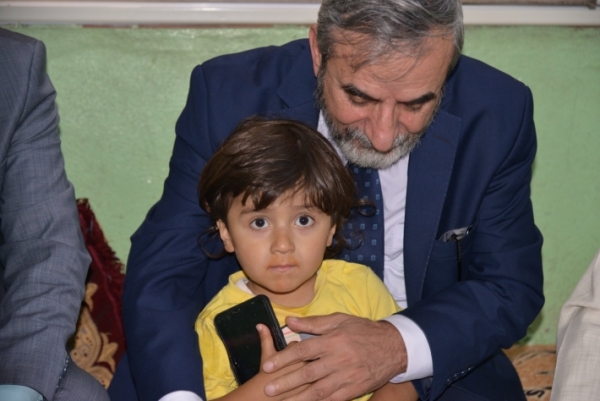 الأمين العام للاتحاد الإسلامي الكردستاني يزور عائلة حارسه الشخصي المتوفي