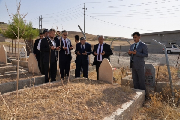 الأمين العام للاتحاد الإسلامي الكردستاني يزور قبر شهداء الاتحاد في بردرش